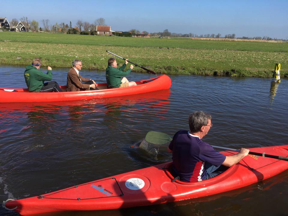 twee rode kano's op een sloot in de polder